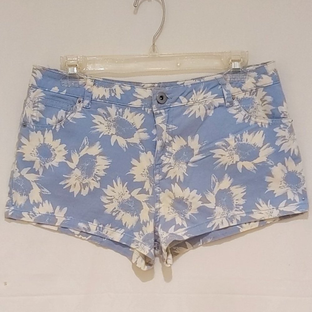 Blu Pepper - Vintage Women Mid rise Blue and White Floral Shots. Size Large